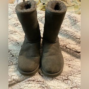 Grey Short Classic Uggs size 9